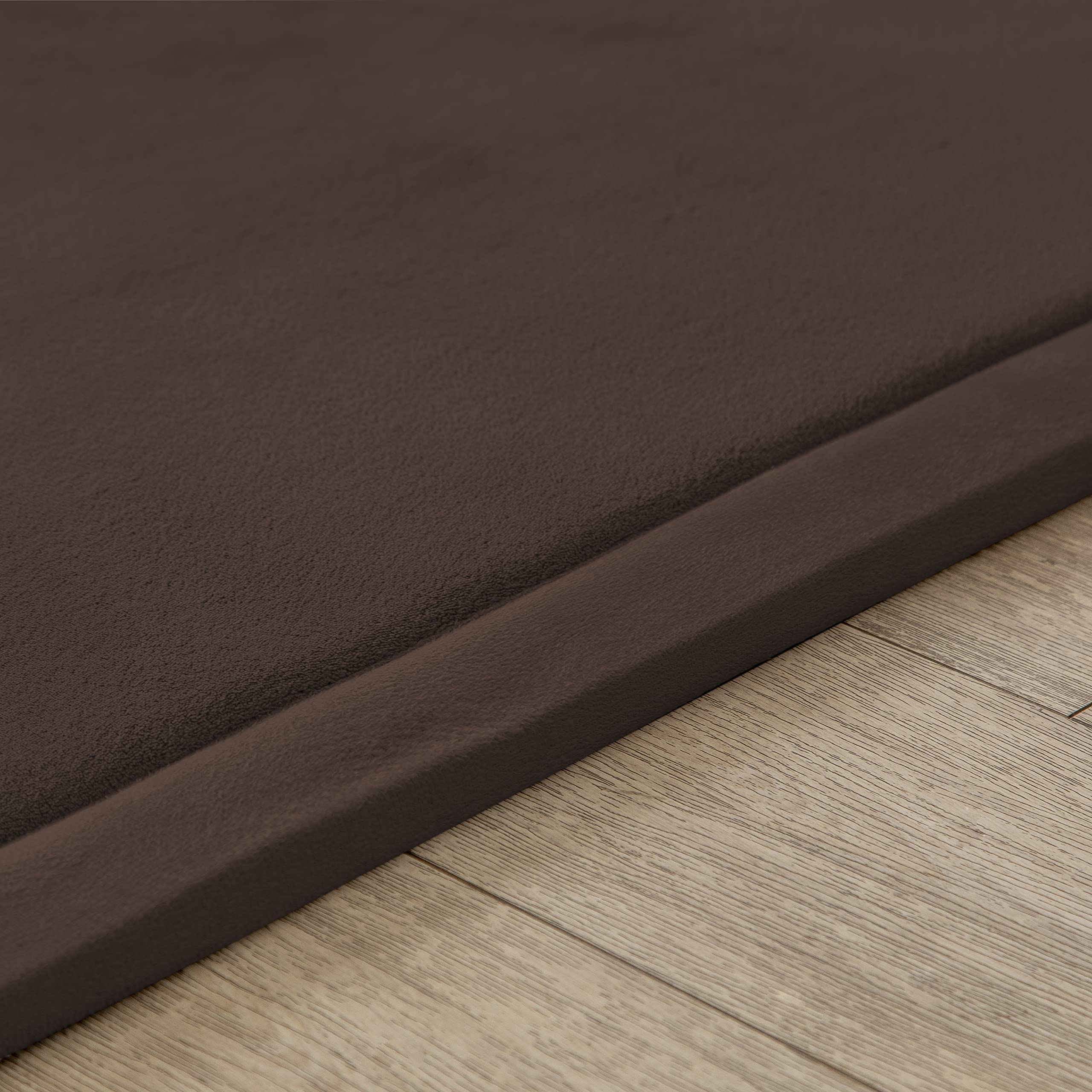 Loartee Large-size rug provides room for siblings to share toys.