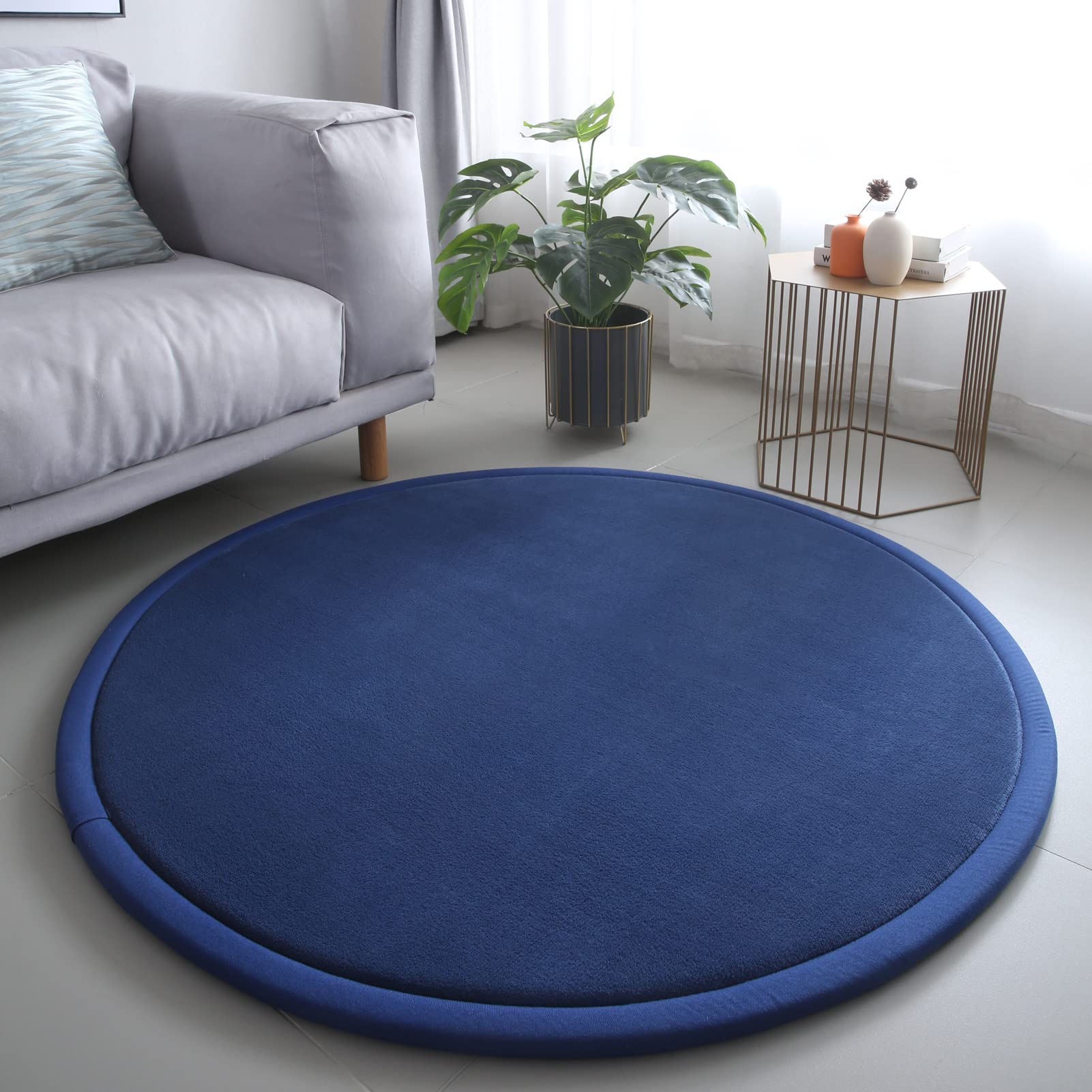 Loartee thick kids round rug in dark blue coral velvet with 47-inch diameter for cozy playtime