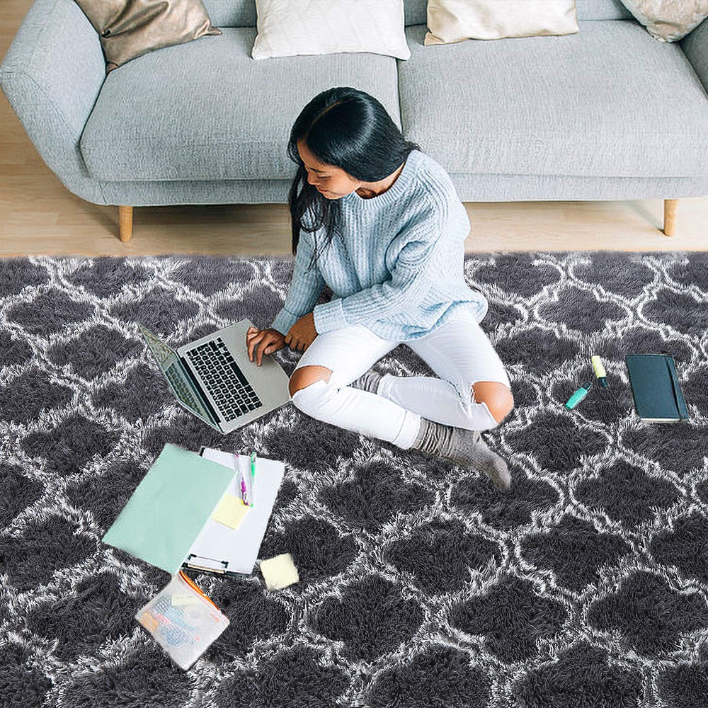 LOCHAS shag rug is easy to clean with vacuuming and machine washing.