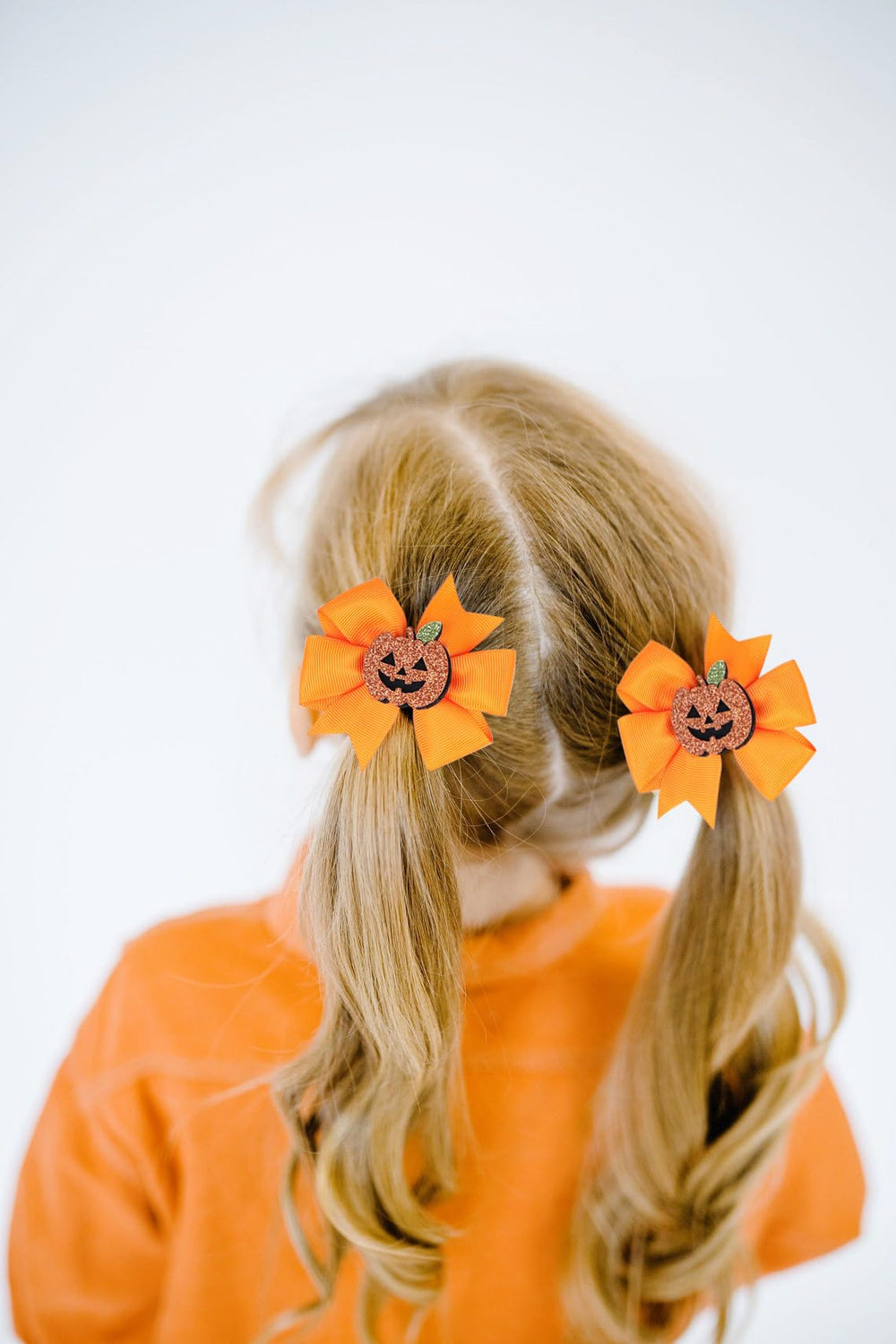 Lofruiin swallowtail bowclip in pumpkin-orange, enhances daily outfits with simple clipping.