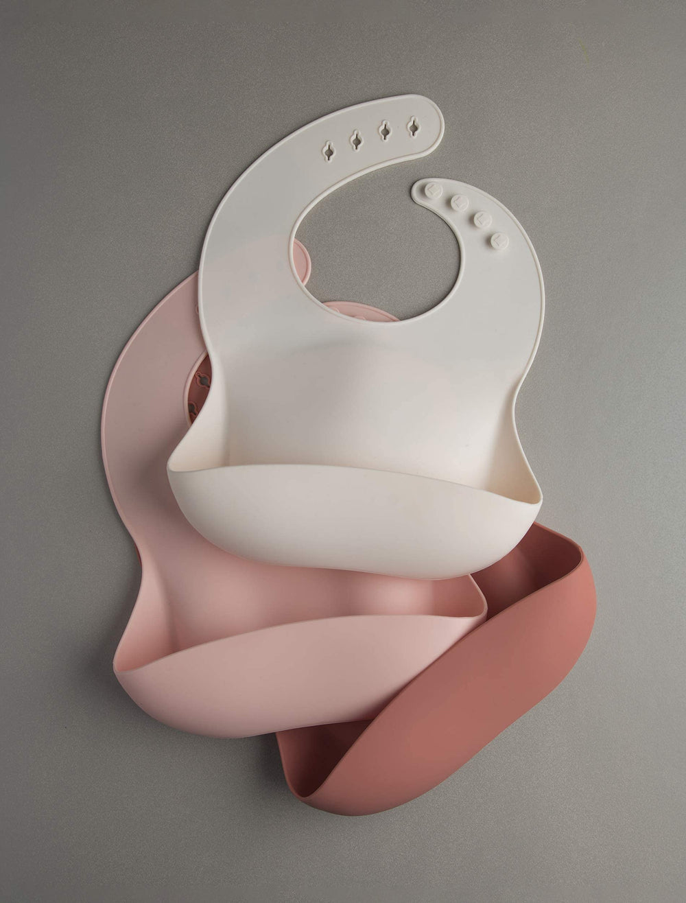 Loulou Lollipop silicone bib ready for quick dishwasher cleaning.