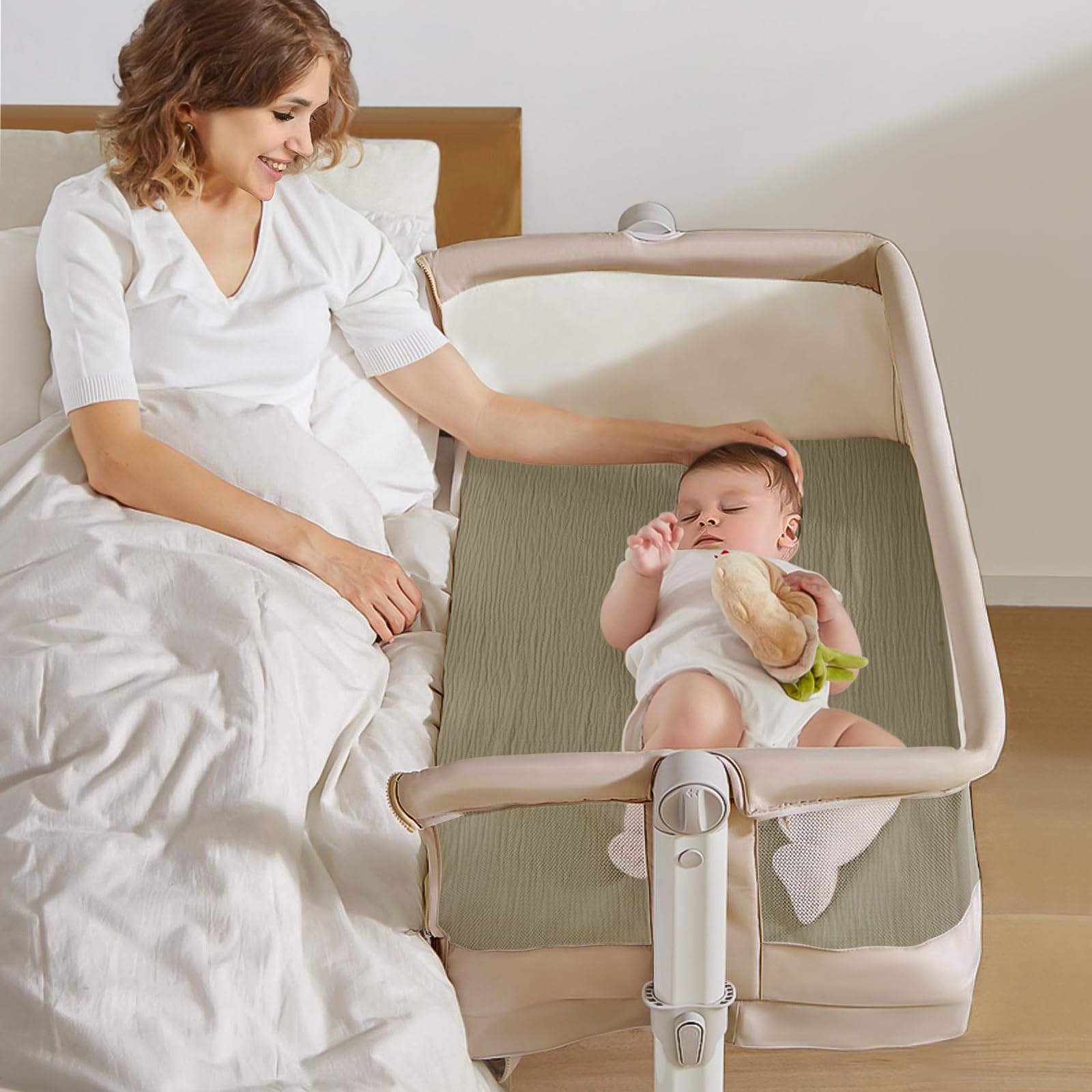 Lulumoon bassinet sheet with elastic edge fit securely on the mattress.