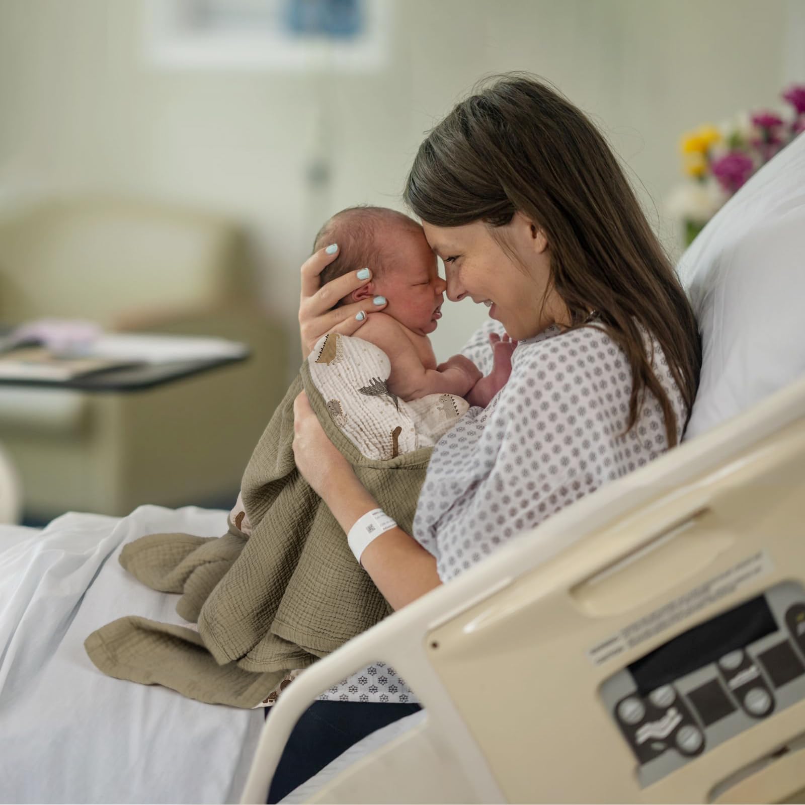 Lulumoon newborn muslin blanket; four-layer warmth for cozy naps.