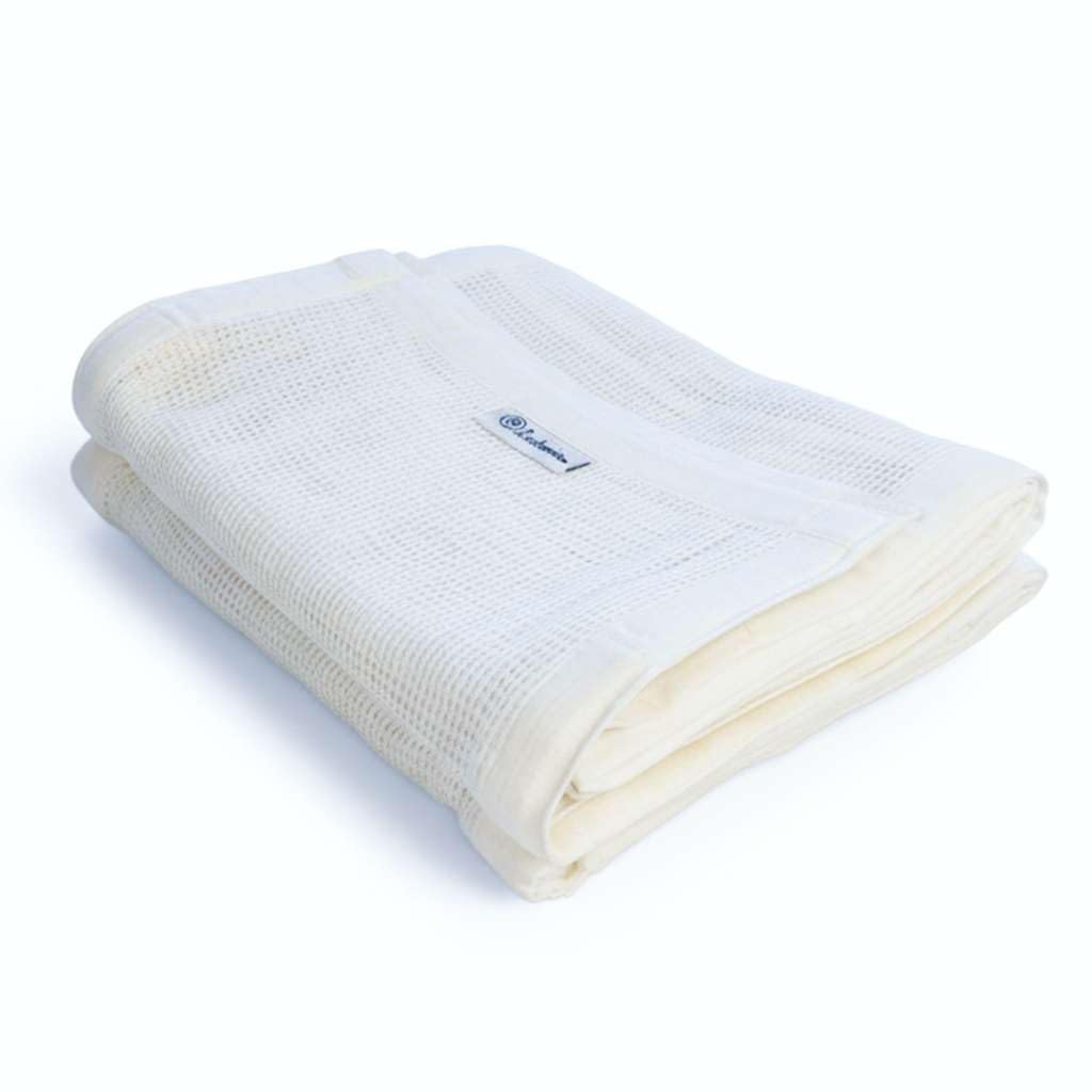 Luvberries organic cotton crib liner close-up shows soft encasing and secure ties.