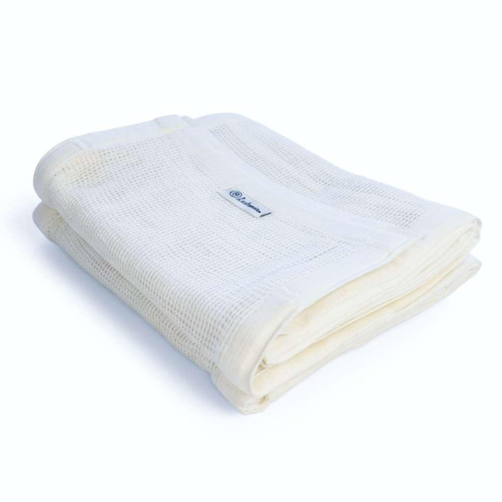 Luvberries organic cotton crib liner close-up shows soft encasing and secure ties.