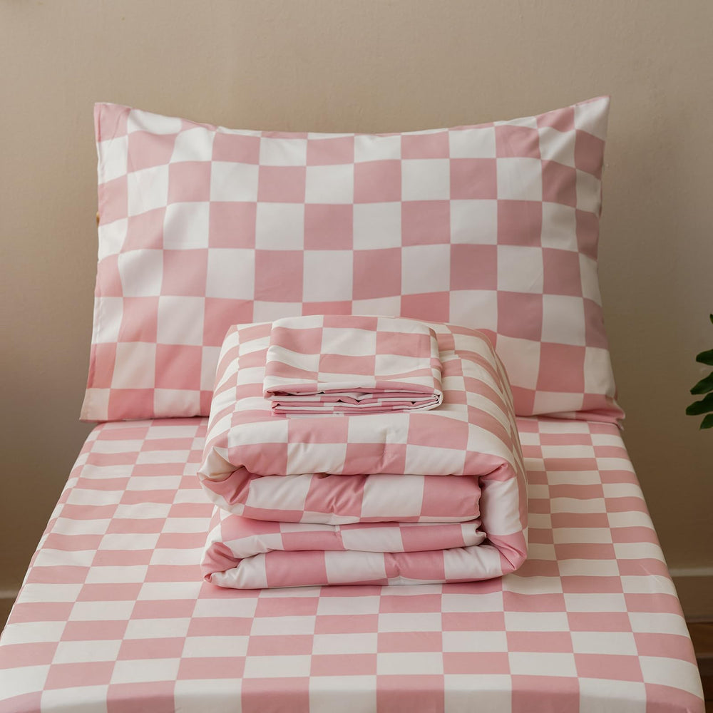 Luxlovery toddler fitted sheet with elastic edges for a secure fit