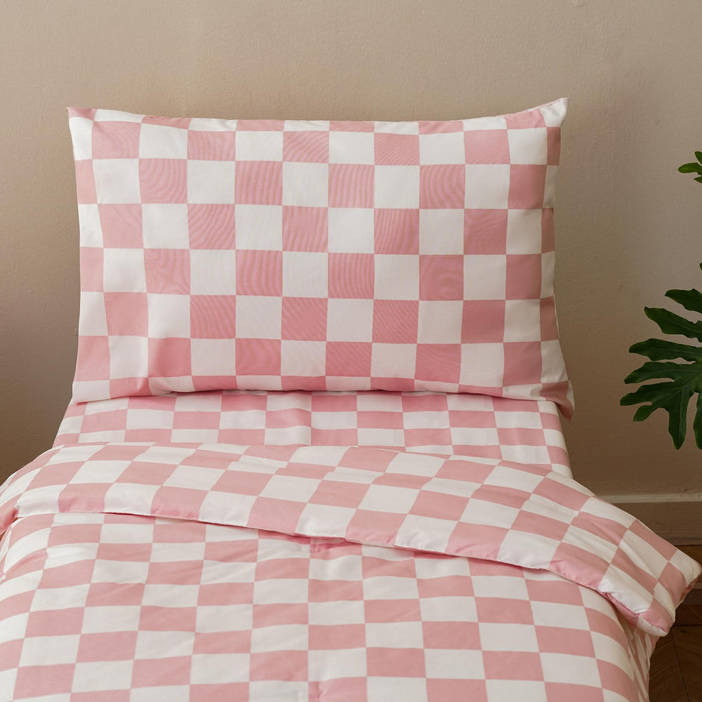 Luxlovery pillowcase in pink-white, gentle on skin for peaceful sleep