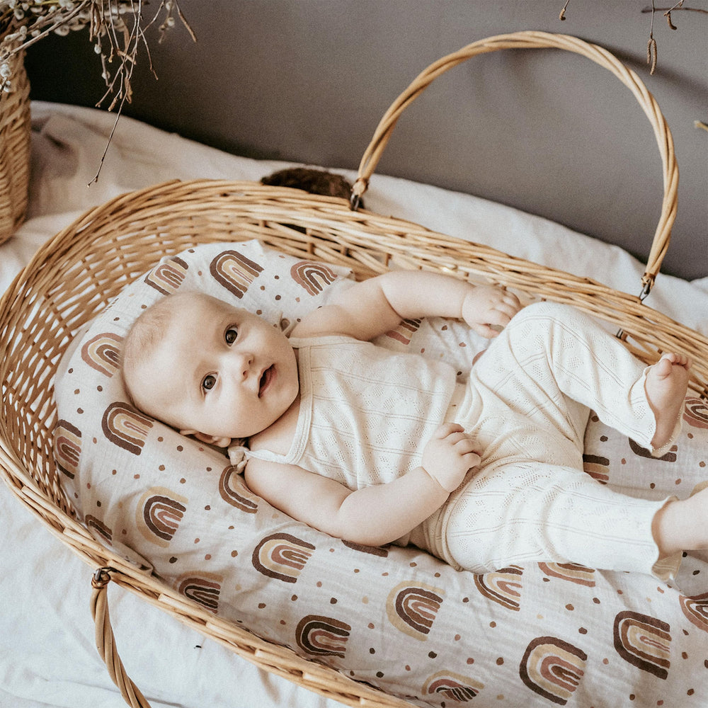 LYRICHOM BABY muslin sheet stretch-fit demonstrates secure 360-degree elastic.