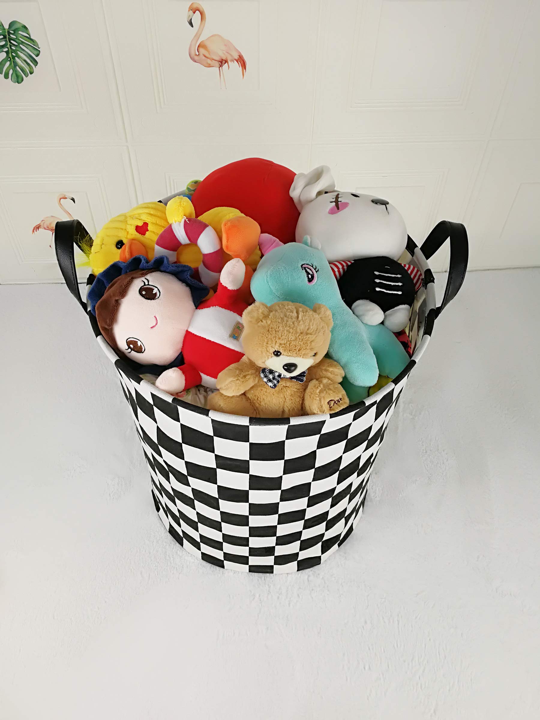 MAIZMZ basket with sturdy handles enables easy carrying around home.