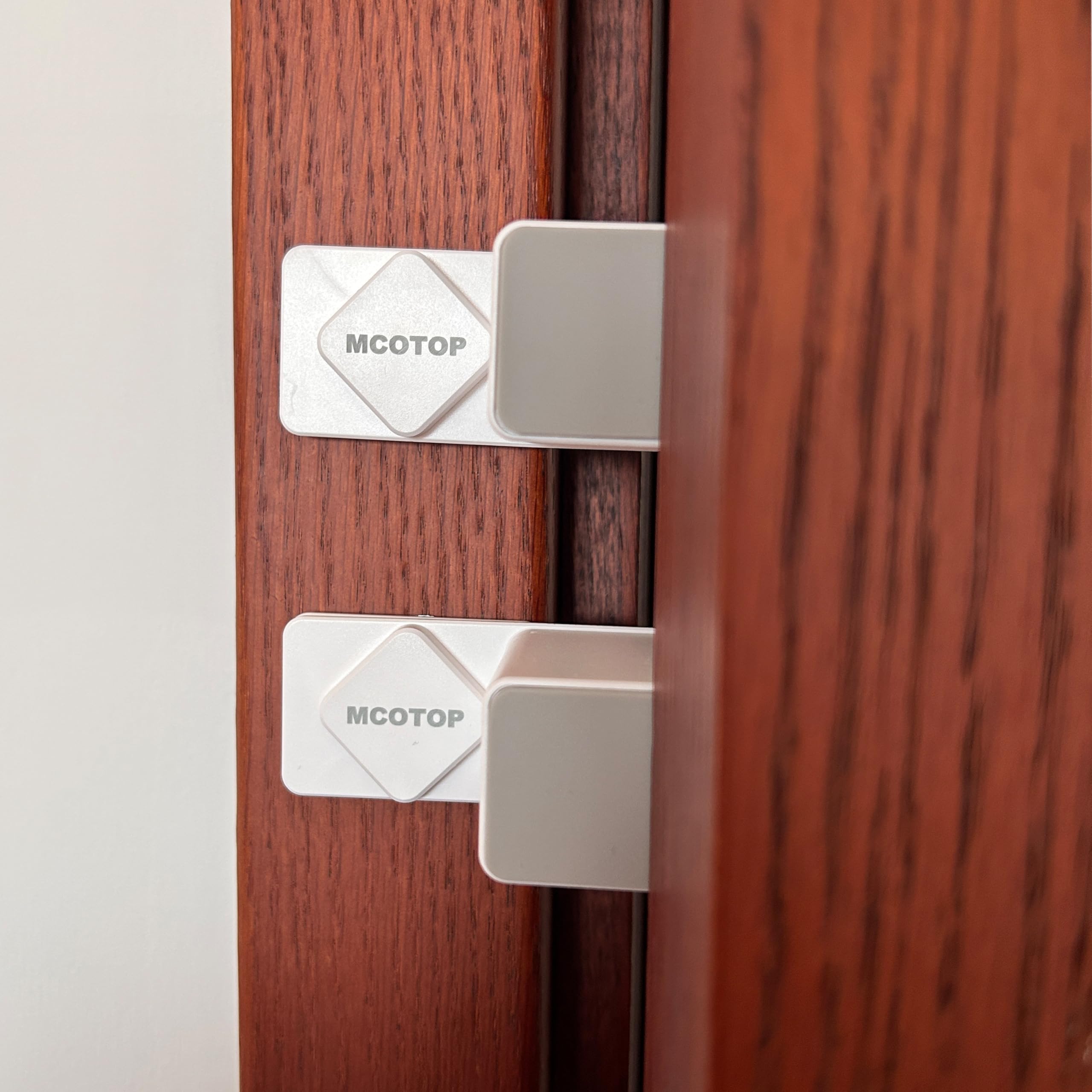 MCOTOP finger safety guard close-up with edge protection for safe door use