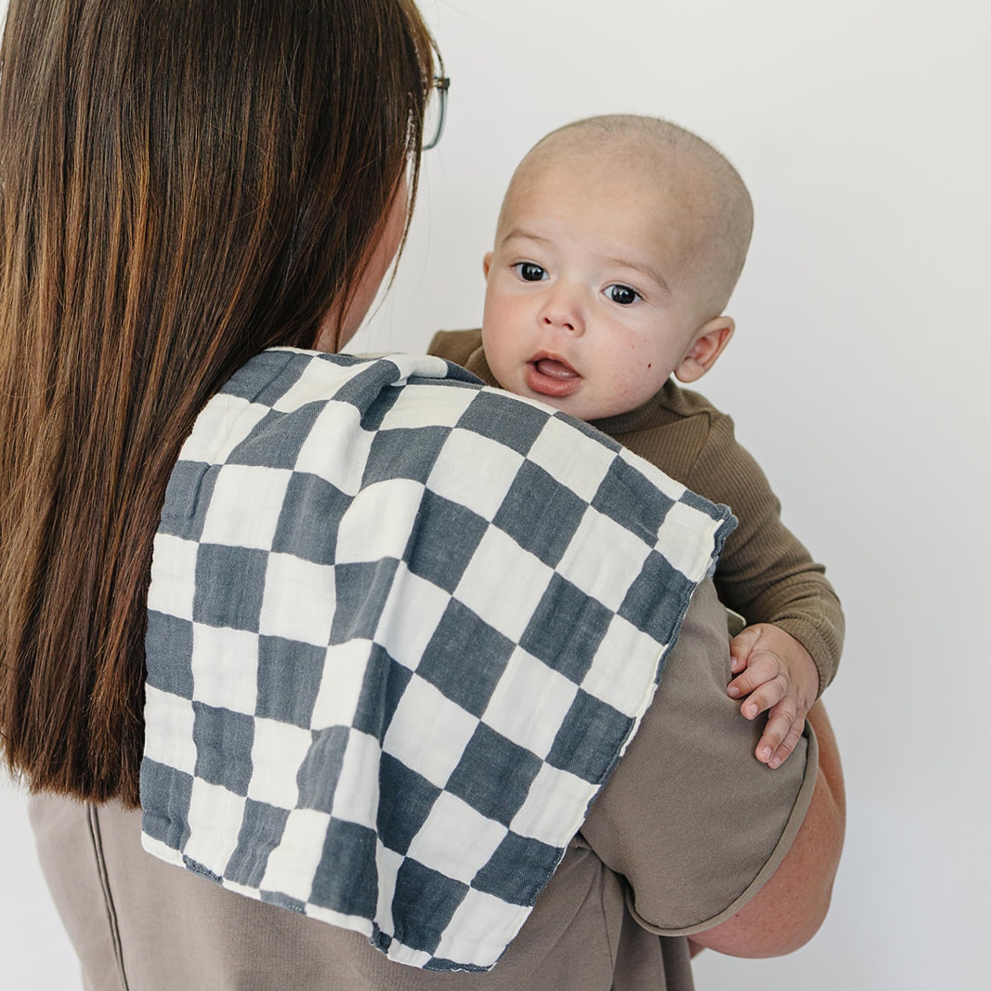 Mebie Baby burp cloths with assorted colors match nursery and outfits