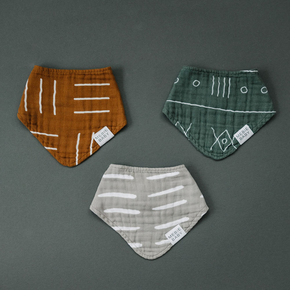 Mebie Baby muslin bib worn during meals, shields clothes from spills.