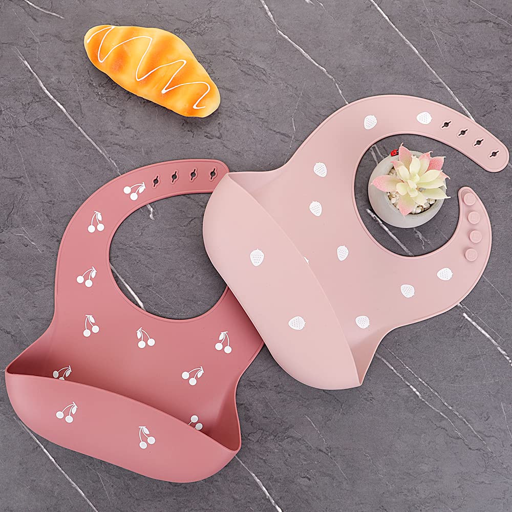 ME.FAN bib's lightweight design travels well for meals away from home.
