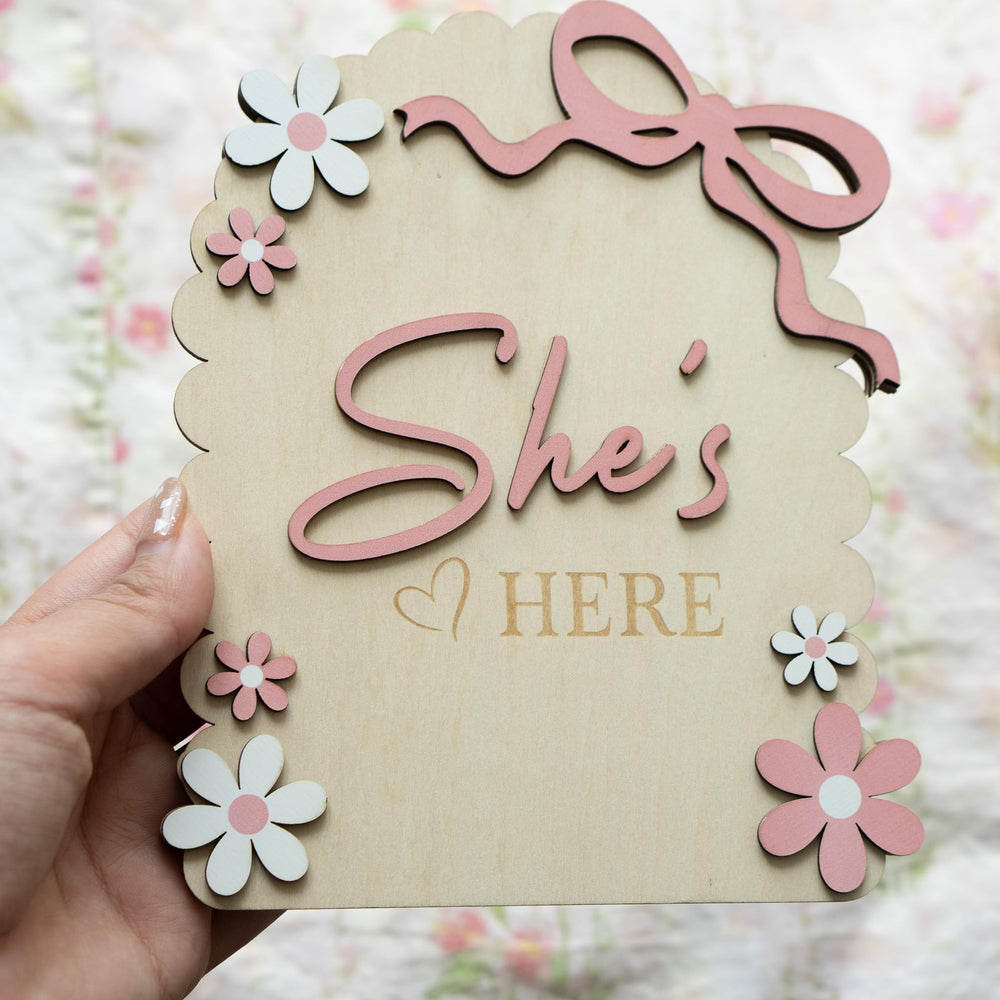 MEMOLEBIA Hospital birth announcement display for welcoming baby photos.