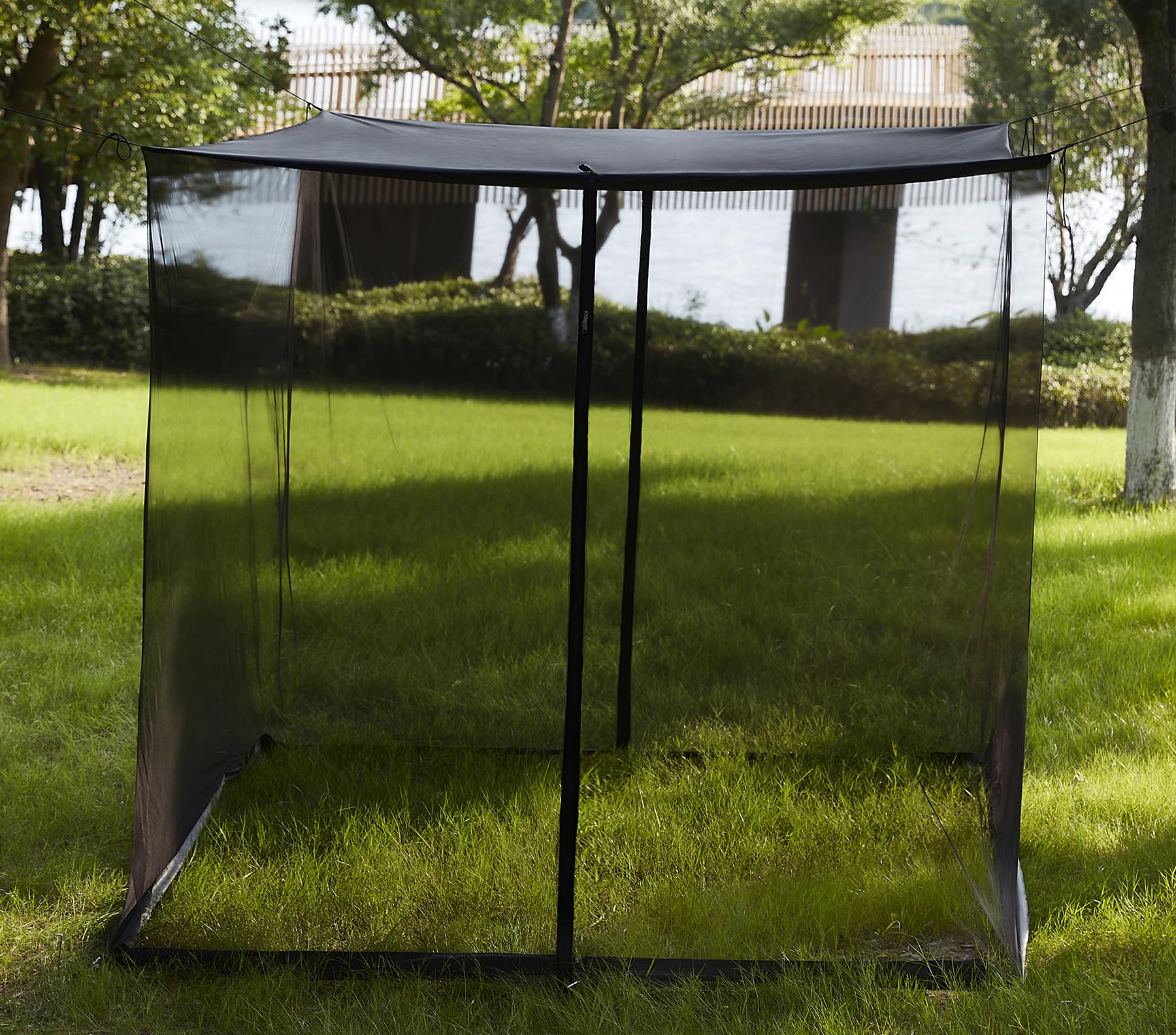 Mengersi mosquito net on a twin bed setup with full coverage and breathable airflow.