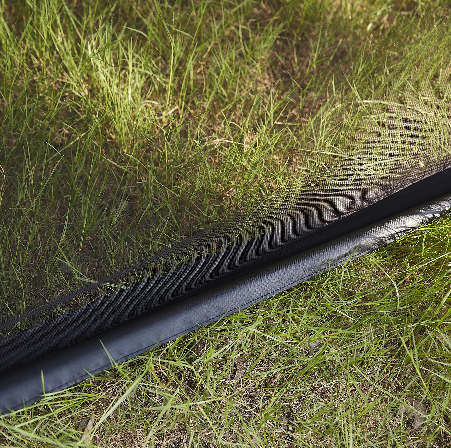 Mengersi mosquito net packaging includes ground pegs, hooks, anchors, and ropes.