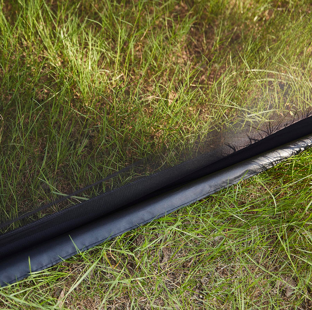 Mengersi mosquito net packaging includes ground pegs, hooks, anchors, and ropes.