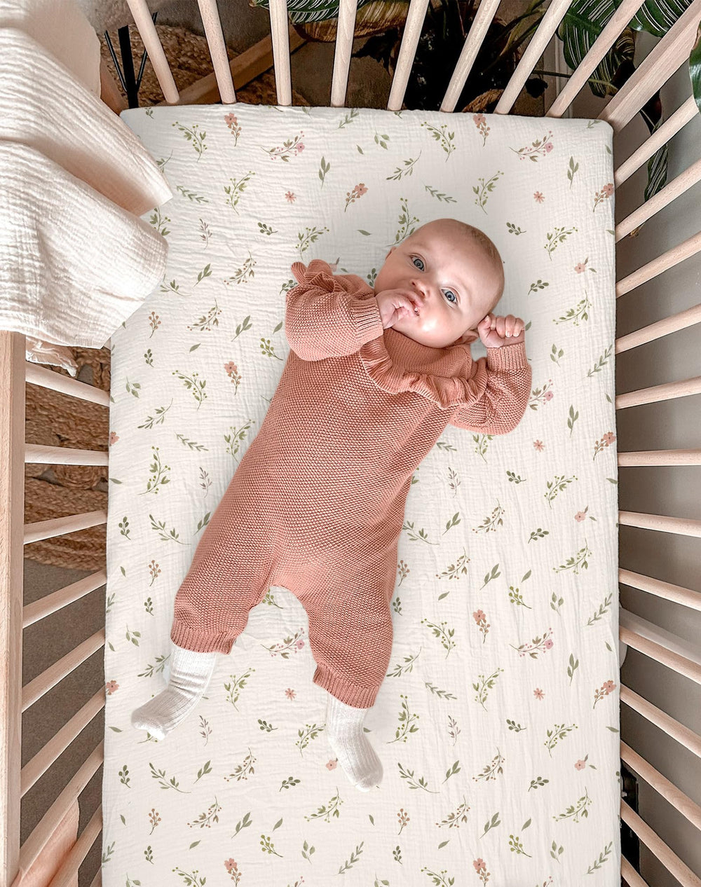 Meowcards bassinet sheet Hourglass fit ensures secure coverage on various bassinet shapes.