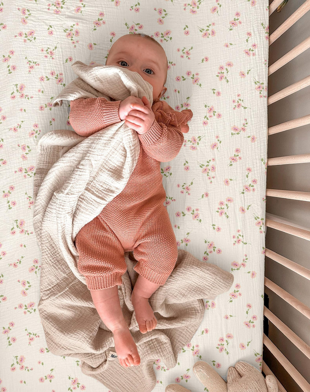 Meowcards bassinet sheets close-up showing elastic edge for safety.