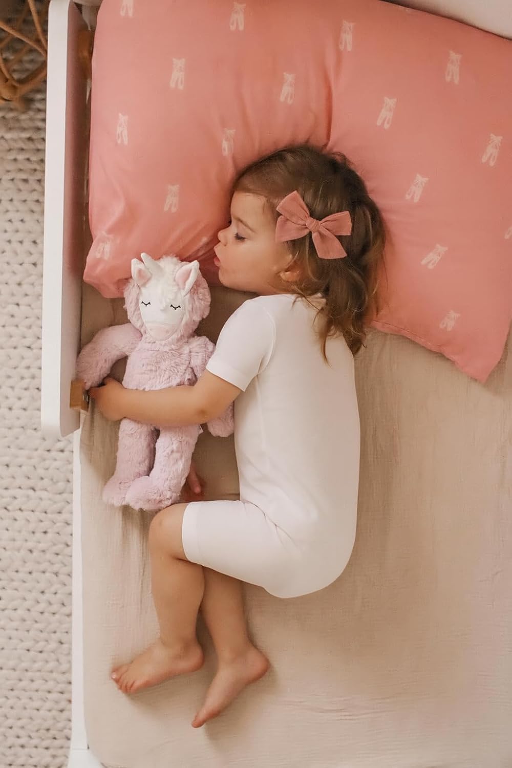 Meowcards newborn sleep on breathable muslin, minimizing overheating and maximizing comfort.