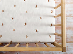 Meracorallo elastic-edge crib sheet stays in place during sleep.