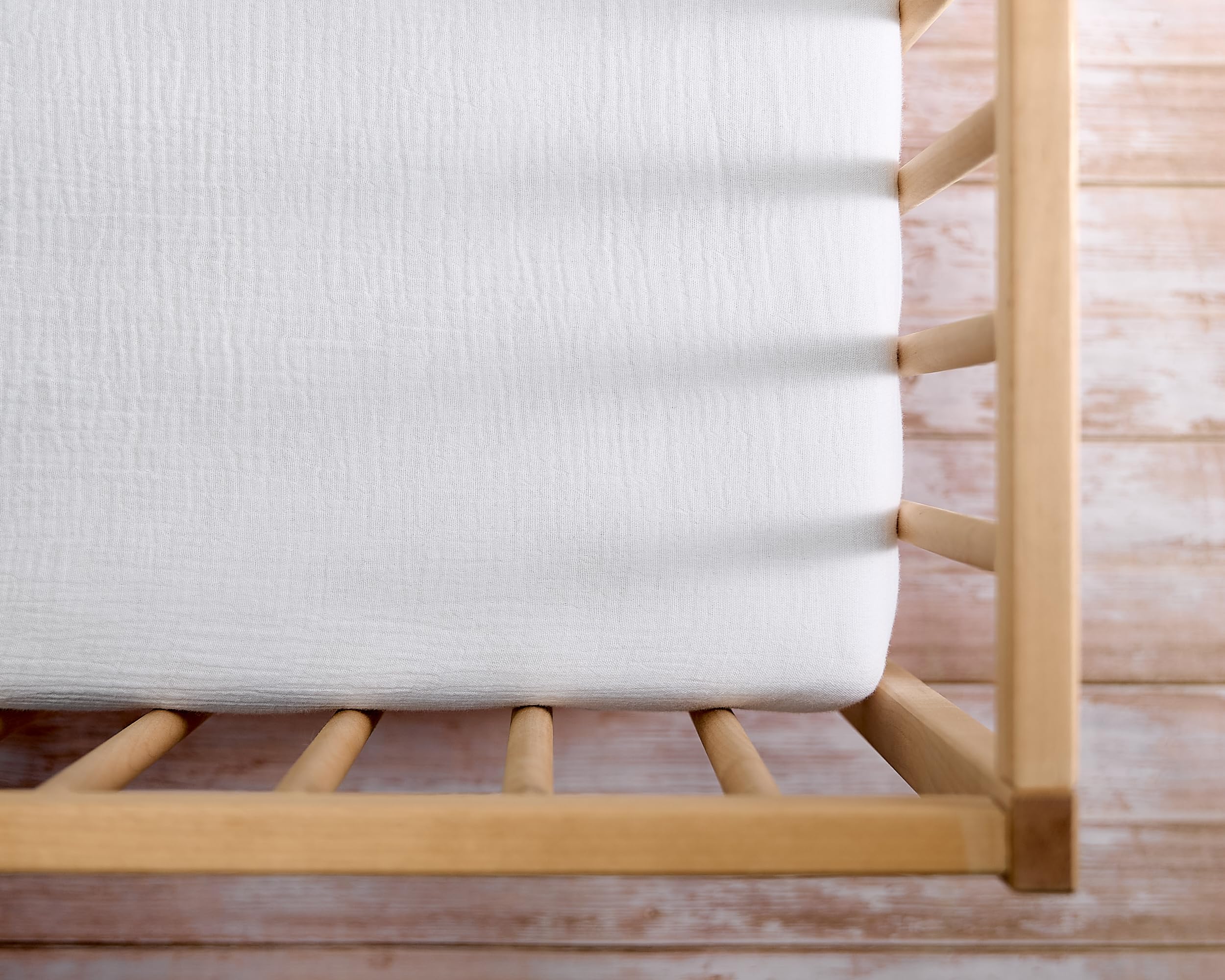 Meracorallo muslin crib sheet packaging highlights brand quality.