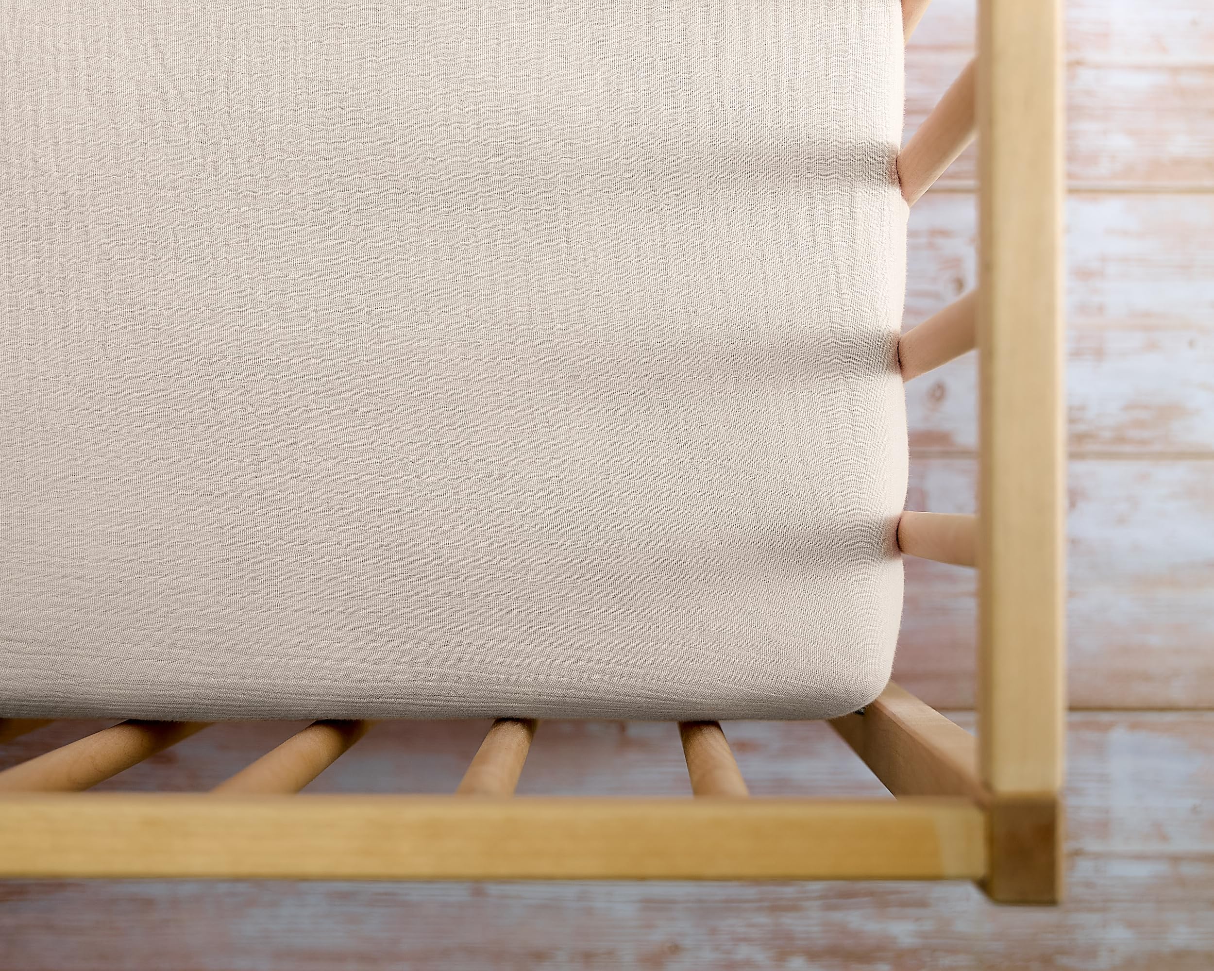 Ideal for standard cribs and toddler beds with Meracorallo muslin sheets.