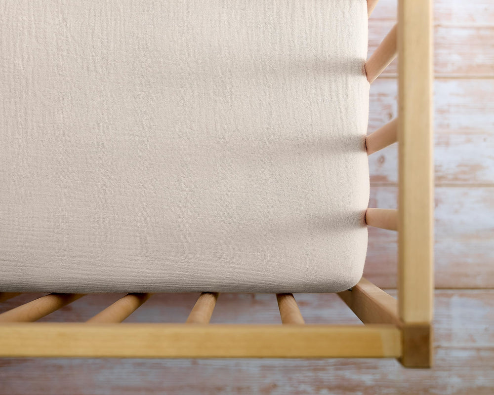 Ideal for standard cribs and toddler beds with Meracorallo muslin sheets.