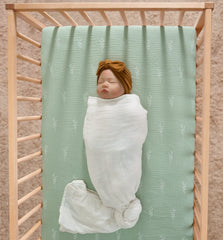 Meracorallo crib sheet green leaf pattern on mattress edge