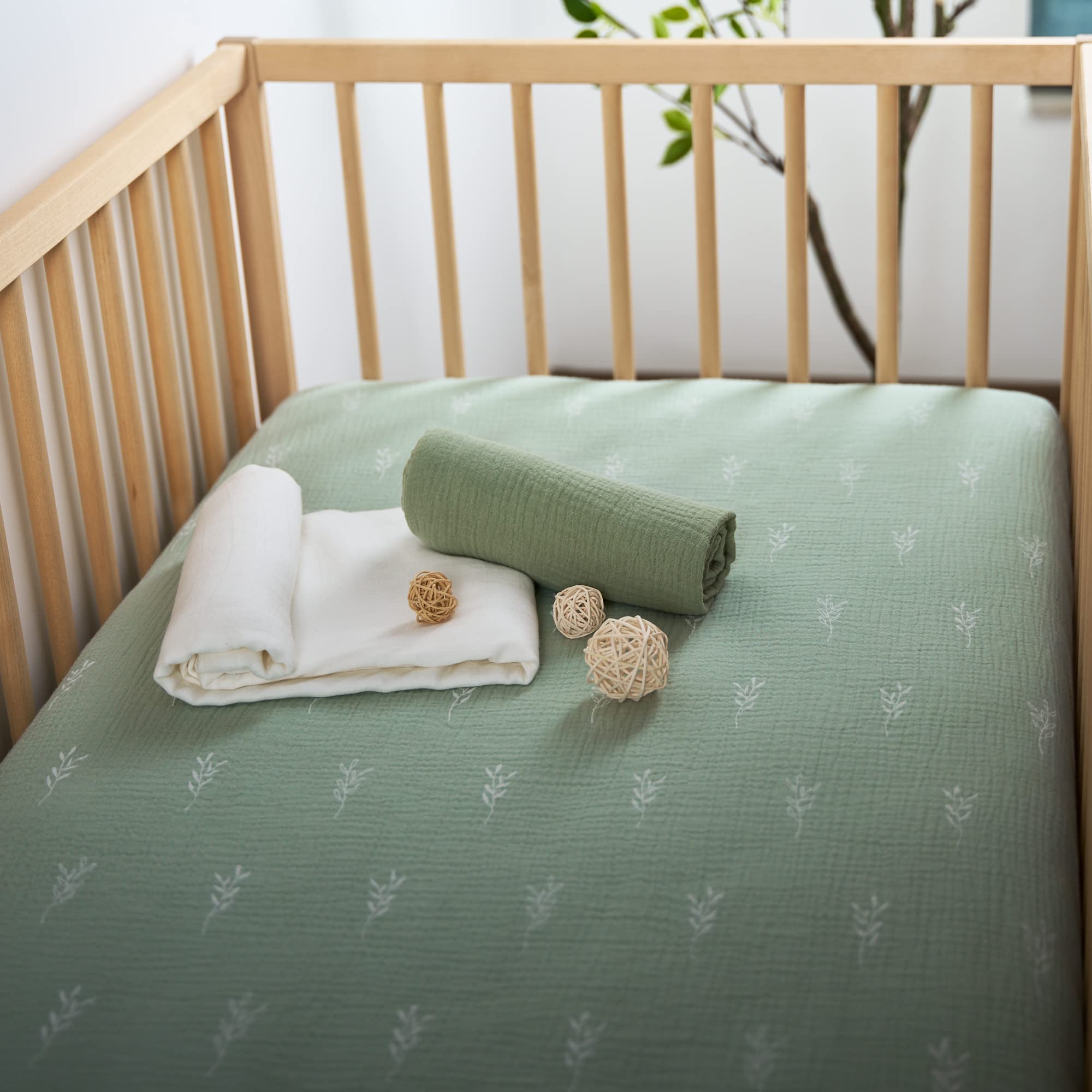 Meracorallo deep-pocket crib sheet secures snug fit on mattresses up to 9 inches