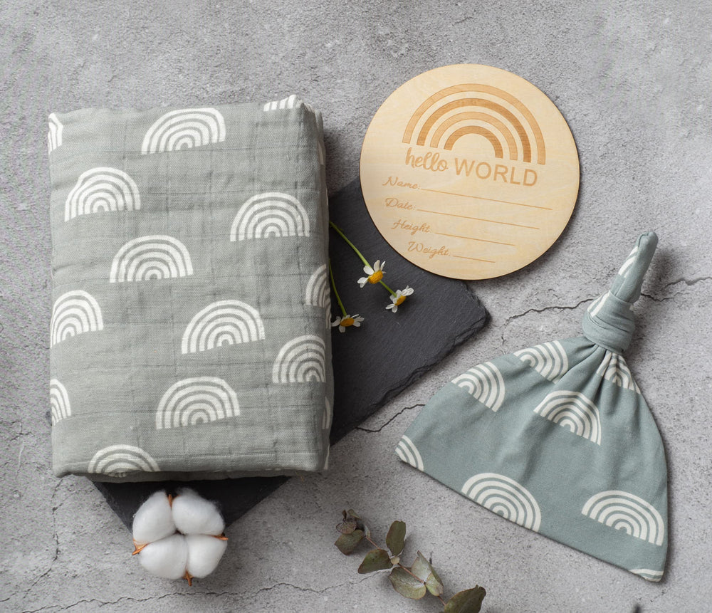 Miaoberry gift box with birth announcement card and hat