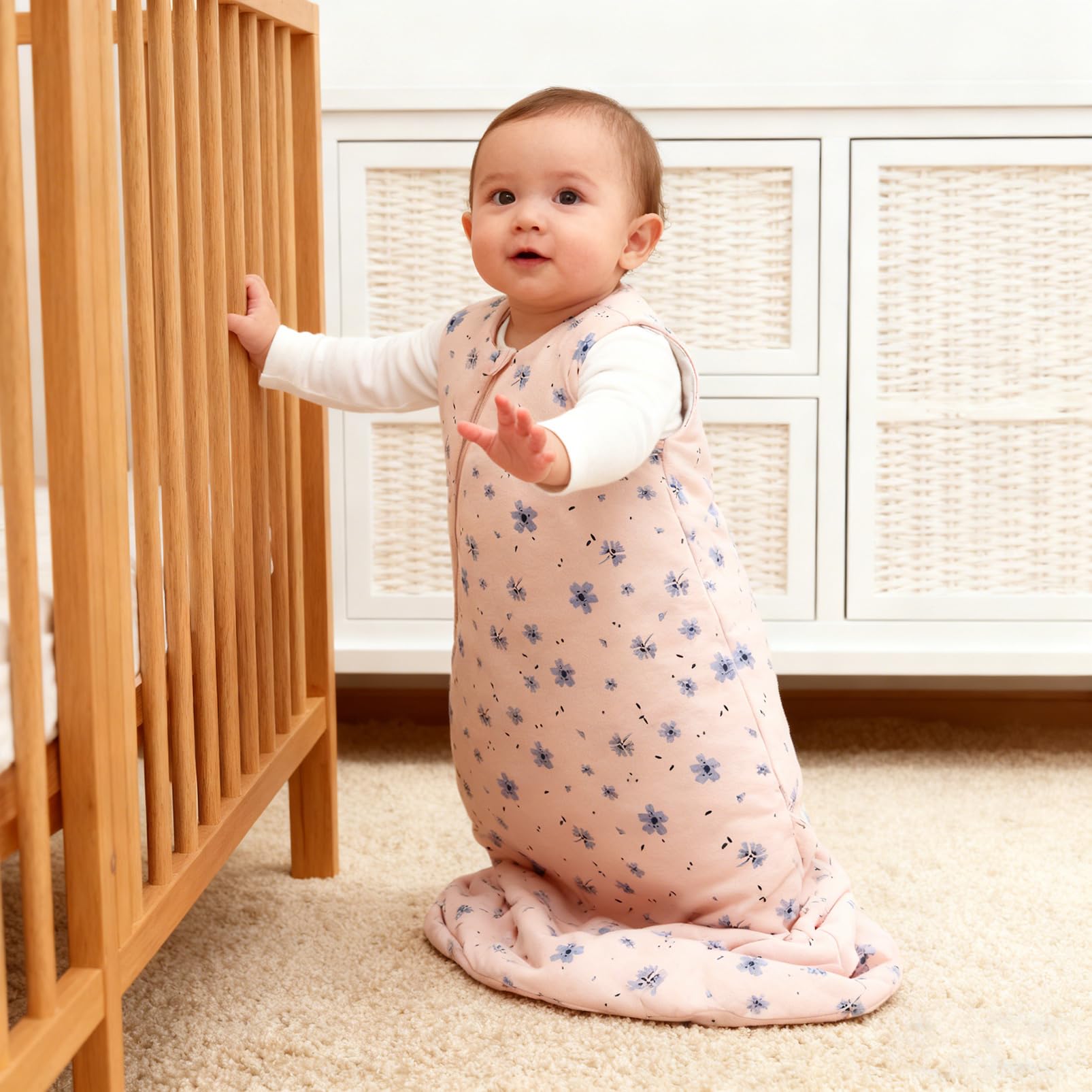 Minicoco sleeveless design allows arm movement while staying warm.