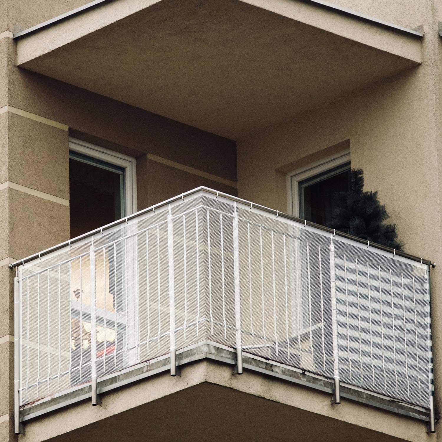 Minne Baby Banister Guard suitable for indoor and outdoor use, weather-resistant.