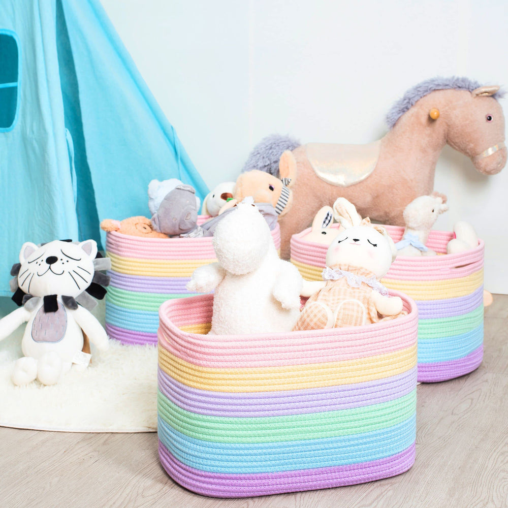 MINTWOOD Design cube storage basket on a desk or shelf for tidy belongings.