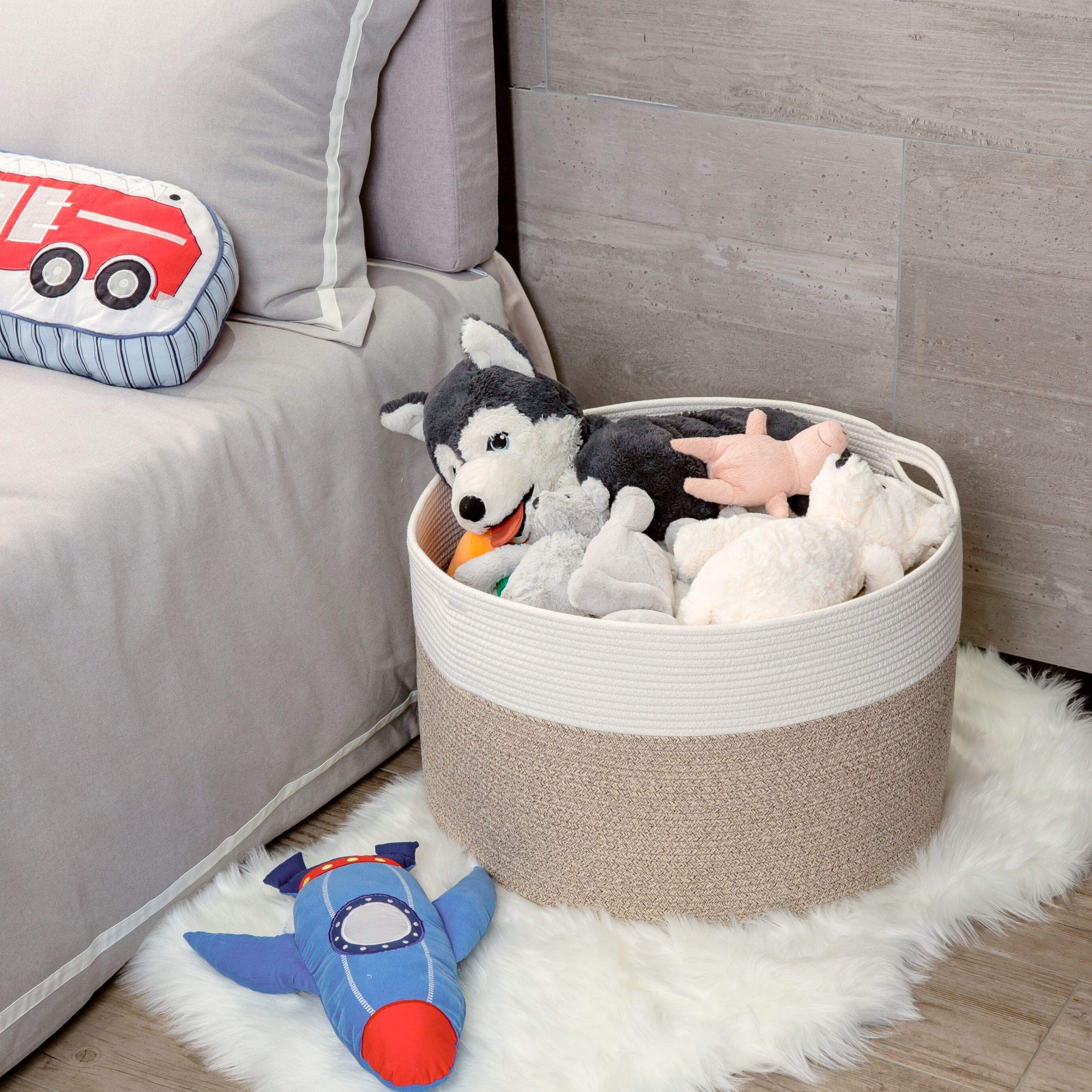 MINTWOOD Design laundry-friendly hamper for everyday laundry tasks.