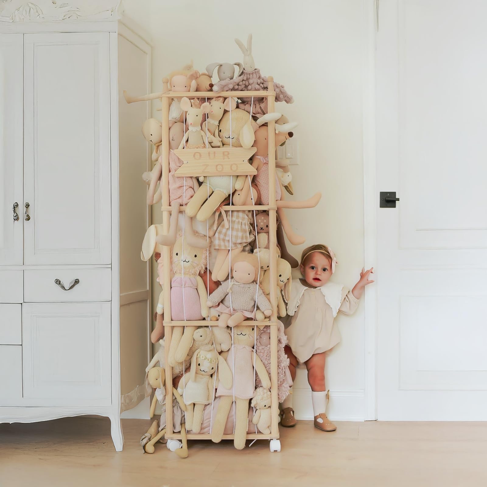 Mloong elastic cords demonstrate quick, tidy toy access for kids.