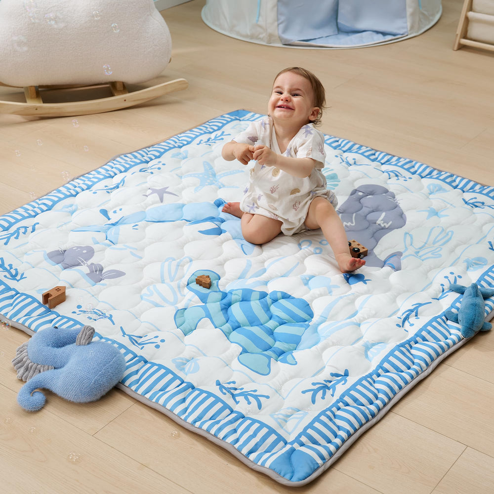 Momcozy waterproof surface makes spills easy to wipe away during adventures.