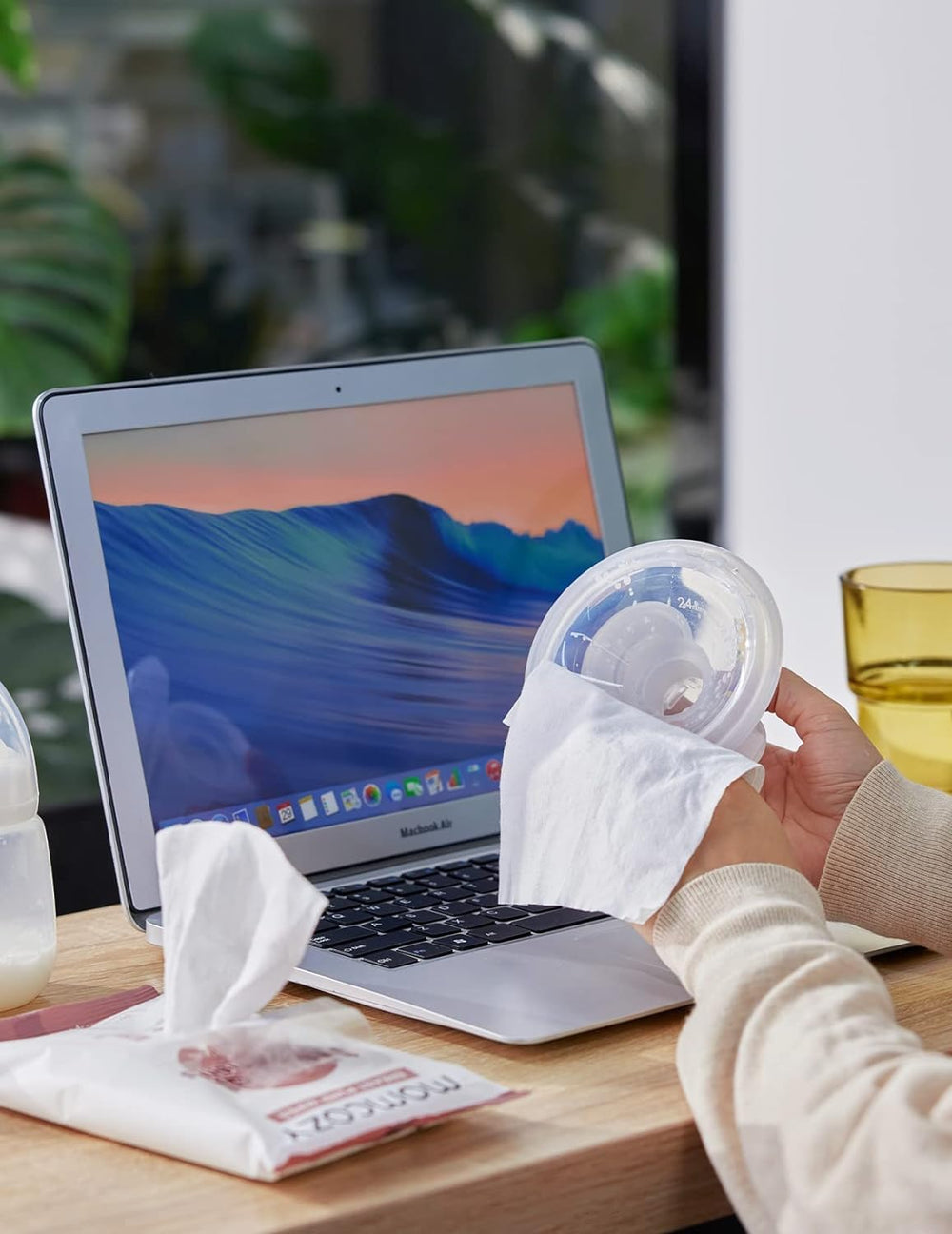 Momcozy resealable pack keeps wipes fresh for daily use