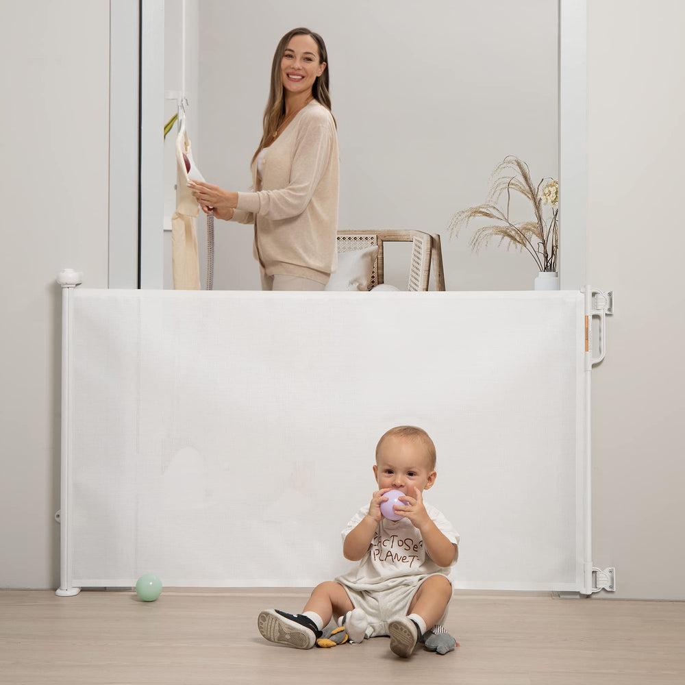 Momcozy durable mesh design minimizes tripping hazards with a clean bottom profile.