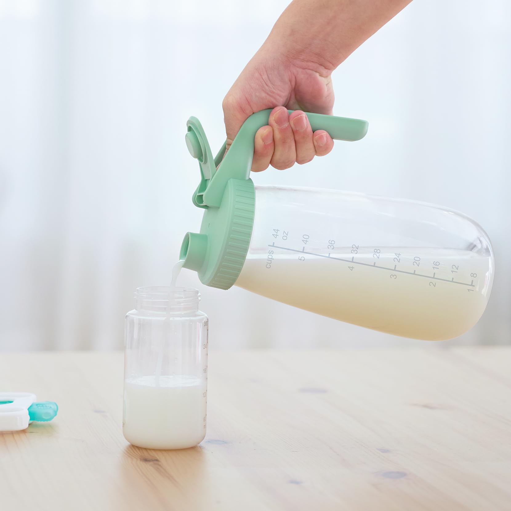 Momcozy easy-clean wide opening simplifies rinsing and scooping