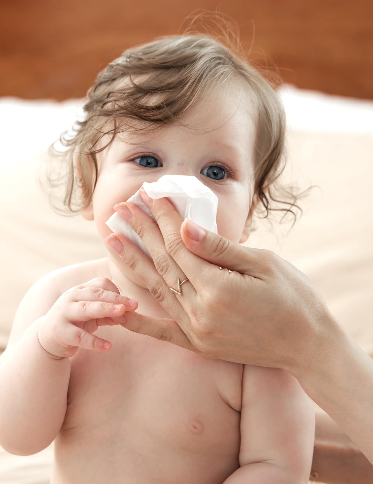 Momcozy easy-seal sticker on pack showcases leak-proof moisture retention.