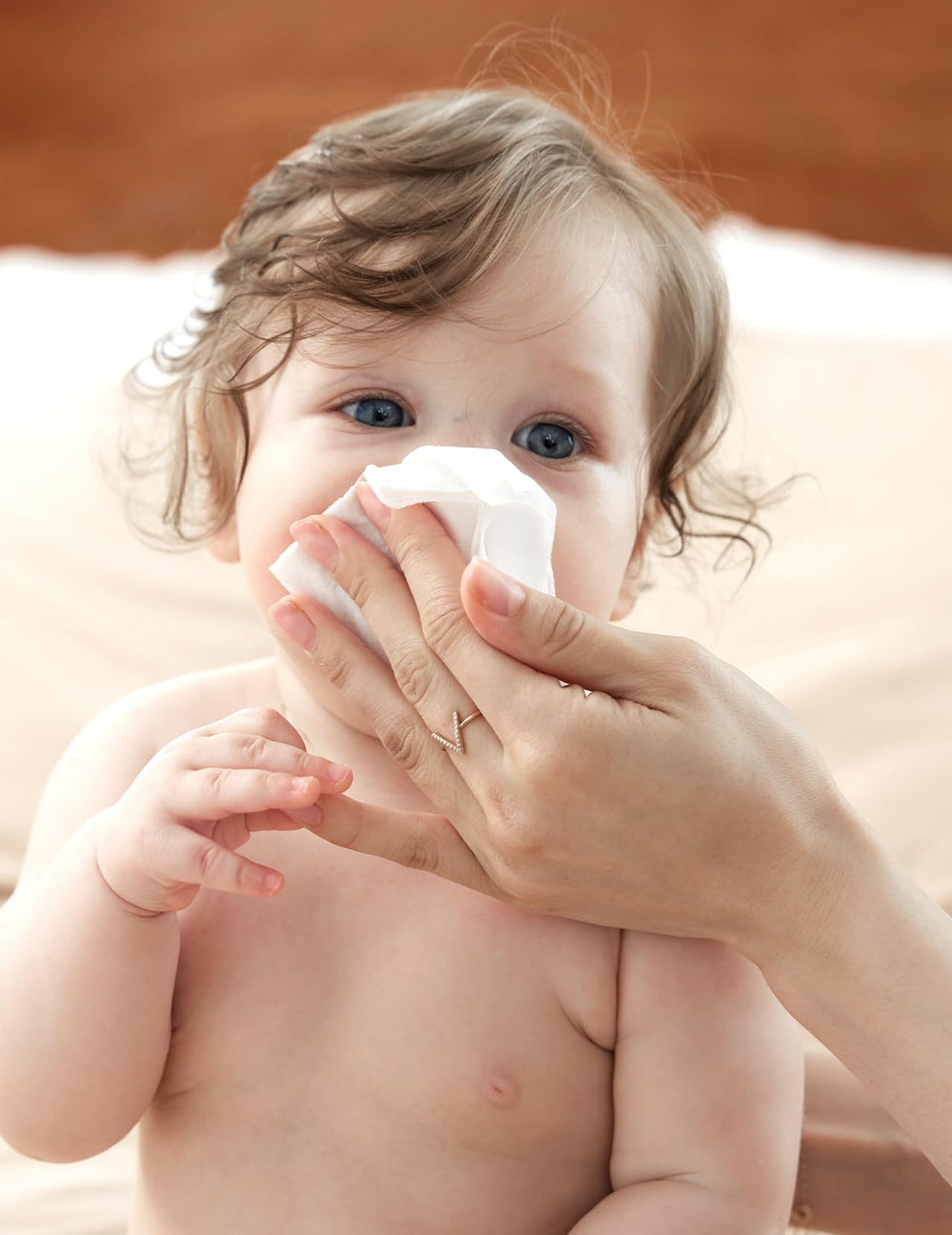 Momcozy easy-seal sticker on pack showcases leak-proof moisture retention.