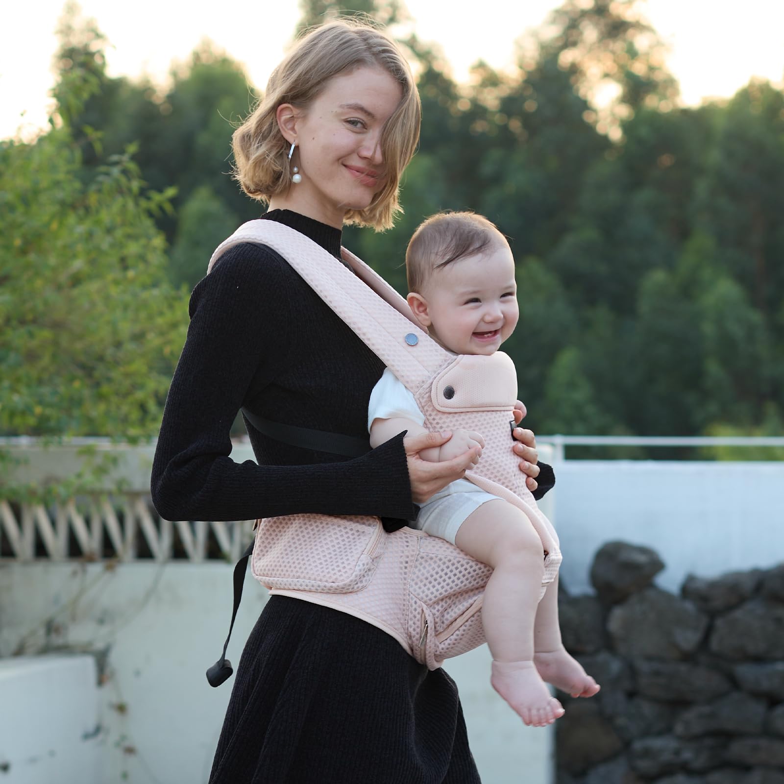 Momcozy ergonomic hip-seat support illustrating weight distribution and comfort.