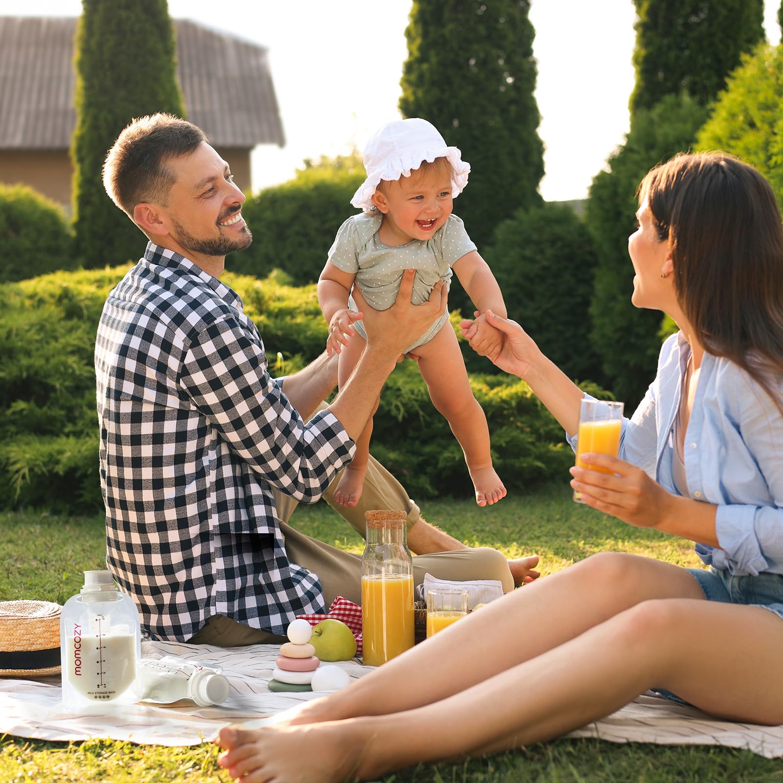 Momcozy freezer-friendly pouches for holding fresh milk safely.