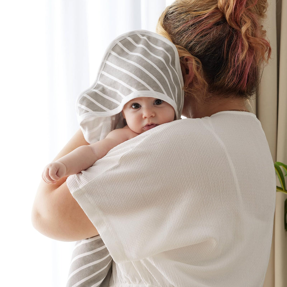 Momcozy Lemons pattern hooded towel captures playful design while keeping baby warm.