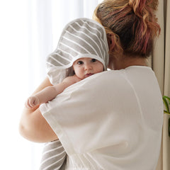 Momcozy Lemons pattern hooded towel captures playful design while keeping baby warm.