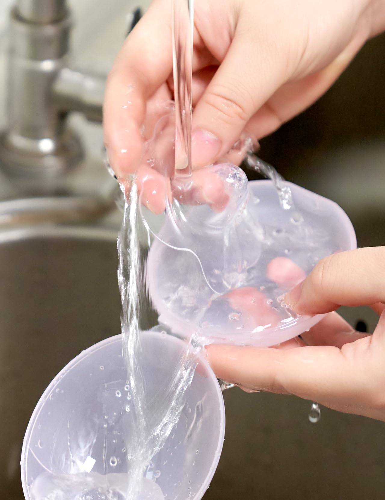 Momcozy nipple shield 24mm size supports larger nipple variations.