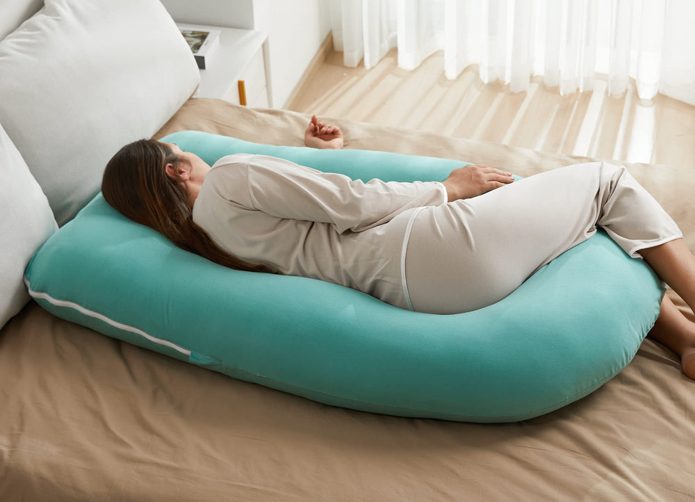 Momcozy ergonomic G-Shaped design contours to body.
