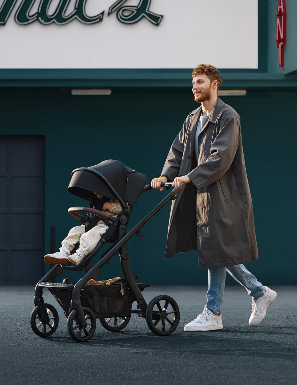Breathable mesh window on the second seat improves airflow and parent monitoring.