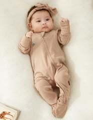 Momcozy two-way zipper simplifies dressing and diaper changes.